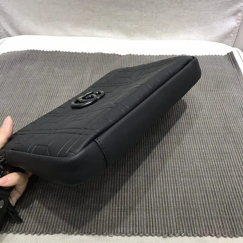 G*u*i bags 1917m0060