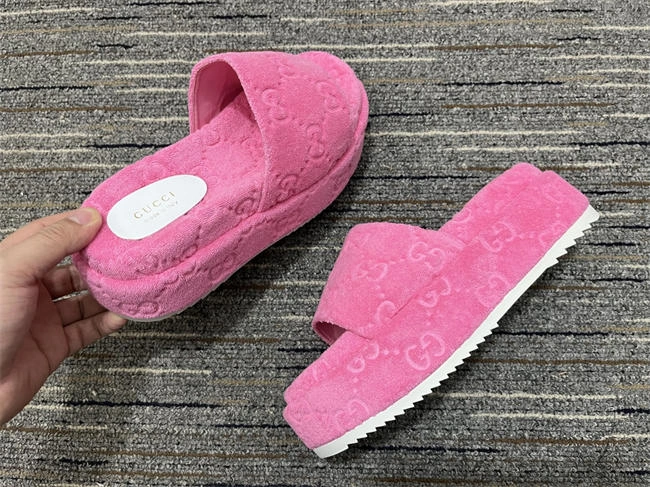 G*u*i side women attractive 460